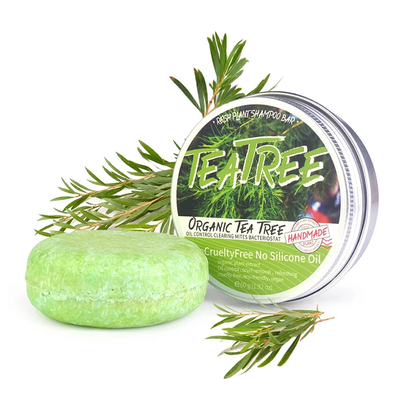 O champô vegetal com óleo essencial de árvore do chá é refrescante, controla a oleosidade, reduz a caspa e fortalece o cabelo