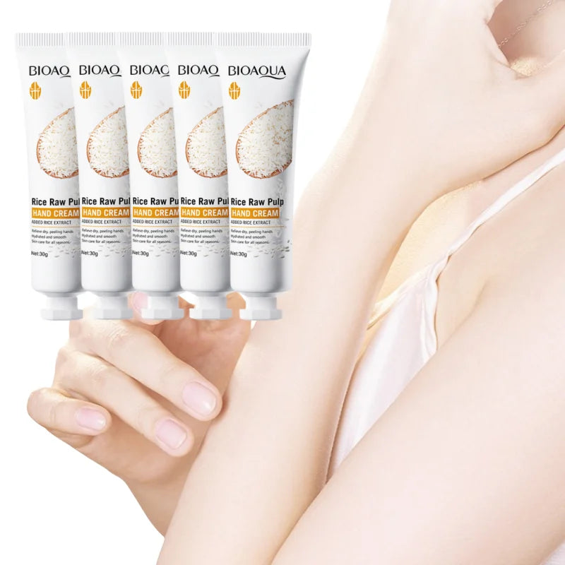 Creme para as mãos com extrato de arroz, hidrata e nutre sem deixar a pele oleosa, nutre profundamente, possui textura delicada, ideal para o cuidado das mãos e manutenção sazonal. Embalagem prática e fácil de transportar